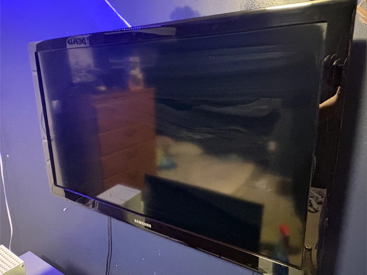 40 inch Samsung Flat Screen tv and wall mount