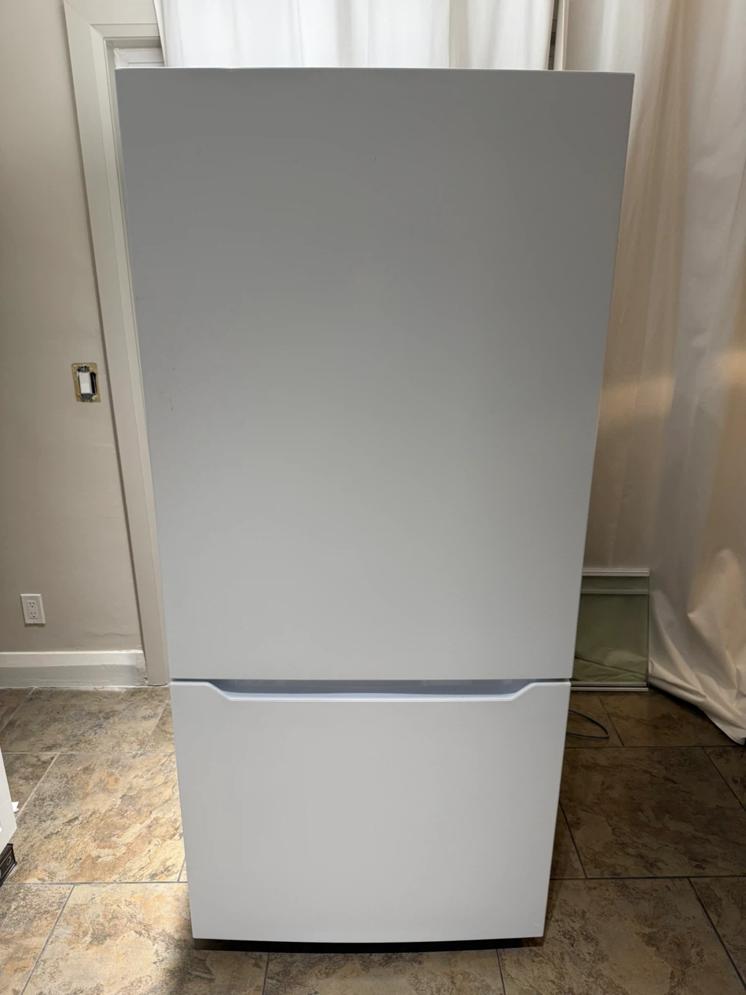 Insignia 18.6 cu ft White Fridge - 30” Great Value! - photo 2