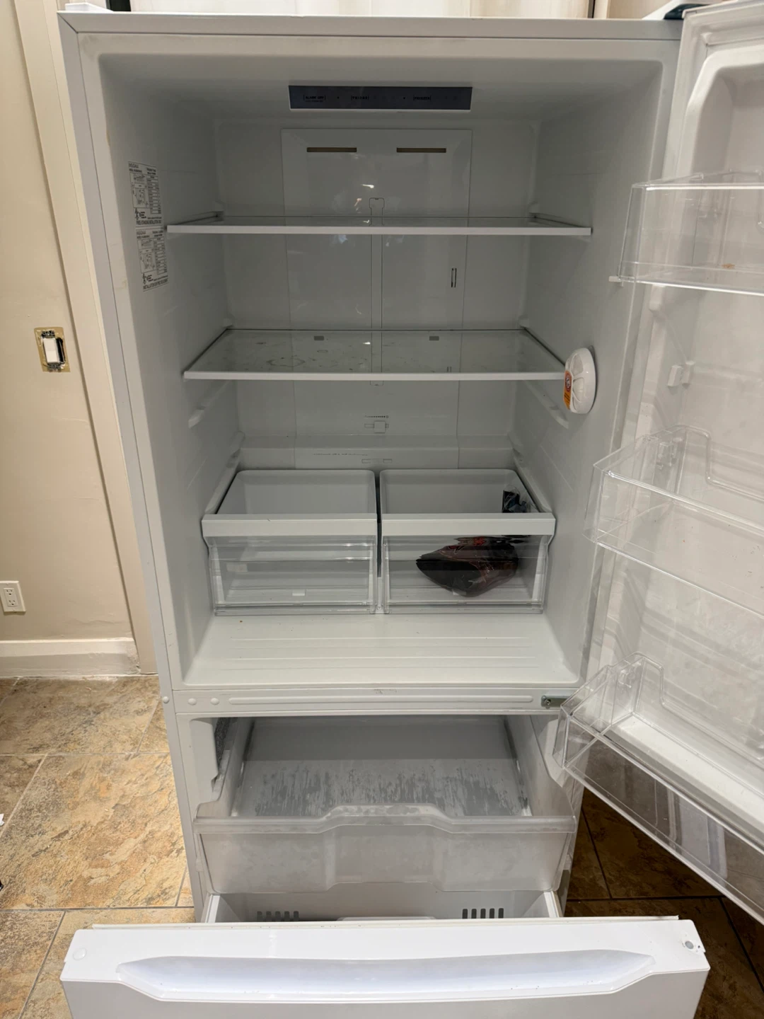 Insignia 18.6 cu ft White Fridge - 30” Great Value! - photo 3