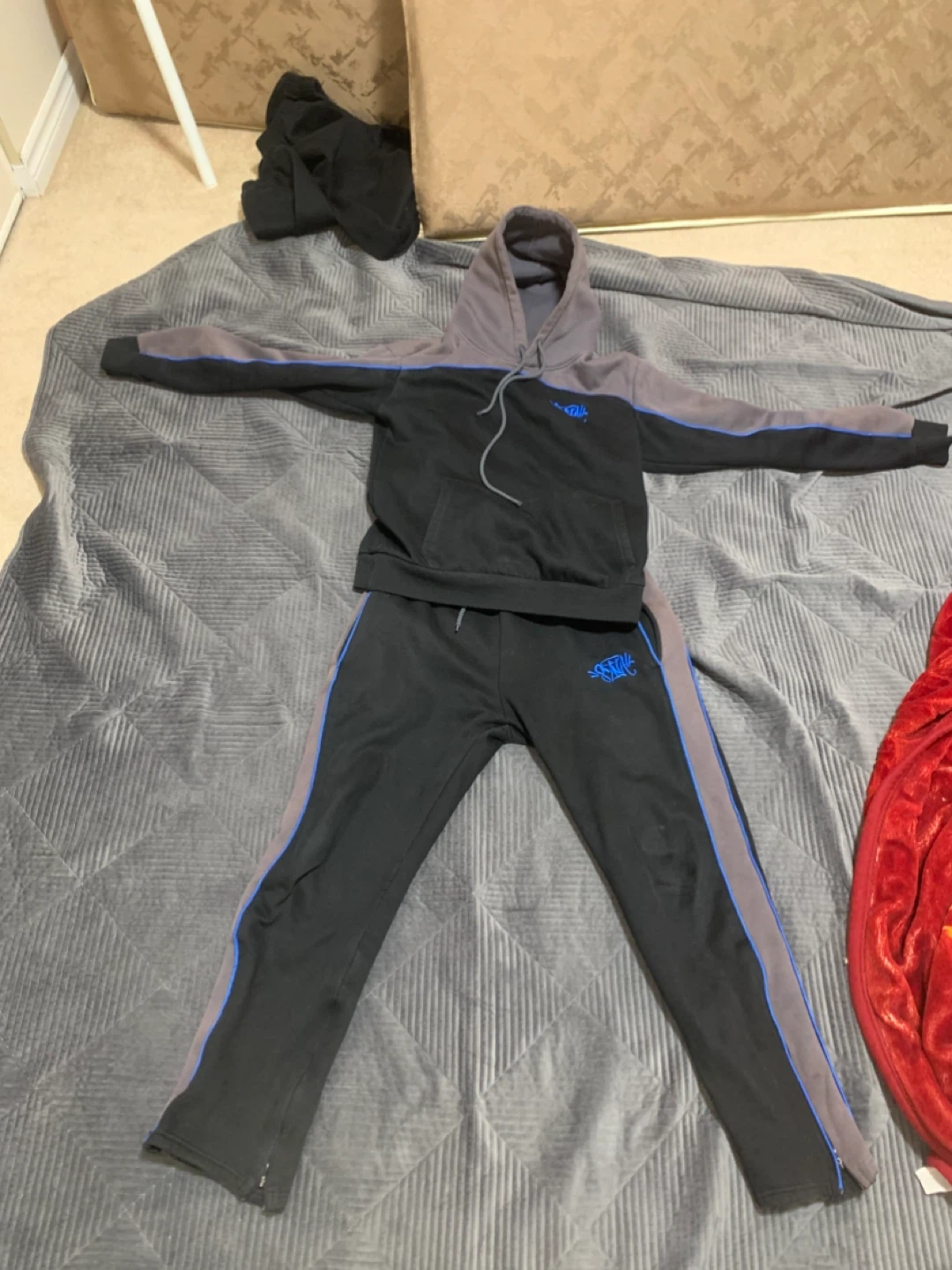 SYNA  Sweatshirt and Jogger Pants Set