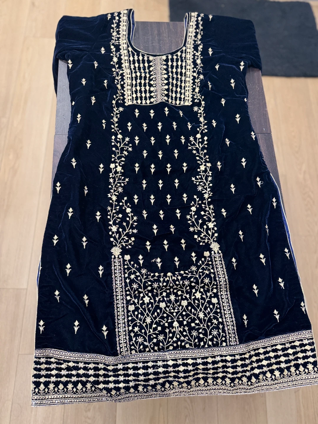 Pakistani Velvet Suit - photo 2