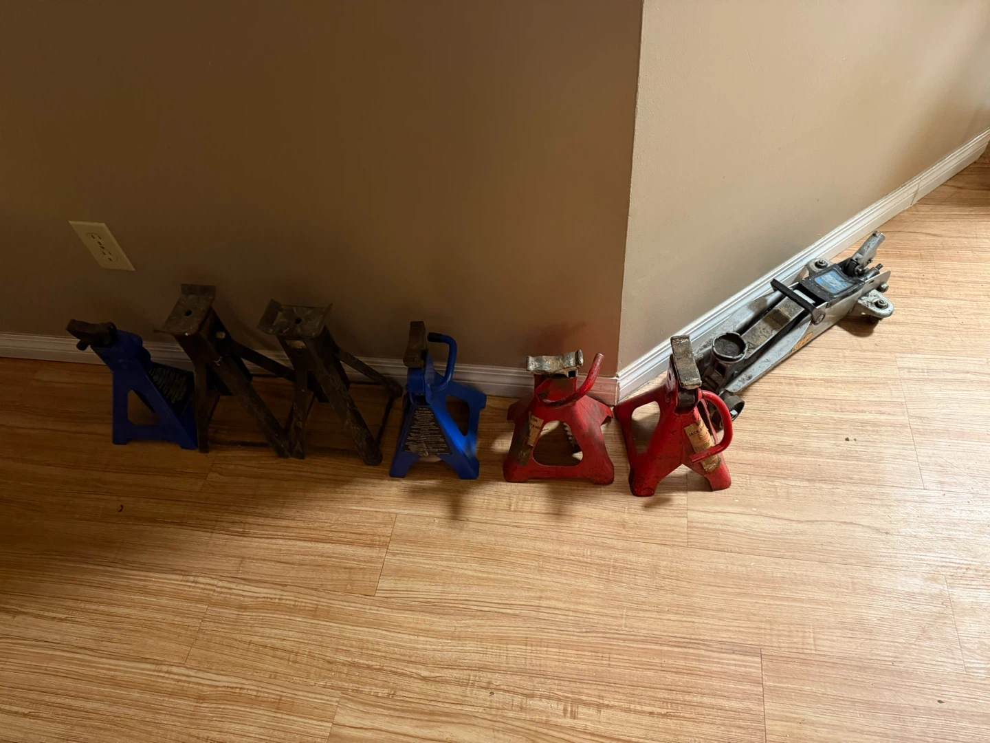 Set of 6 Jack Stands and 1 Hydraulic Jack