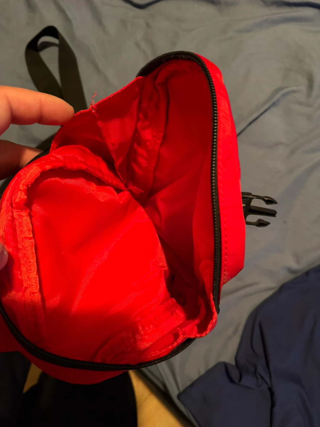 Guess Red Sling Bag - photo 3