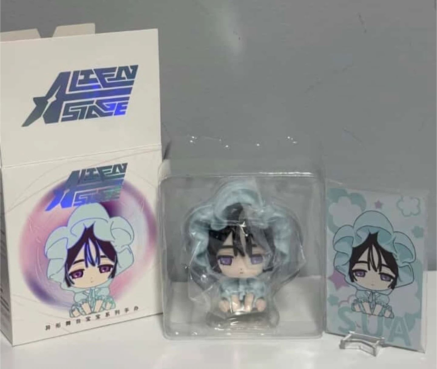 Alien Stage Sua figure + badge