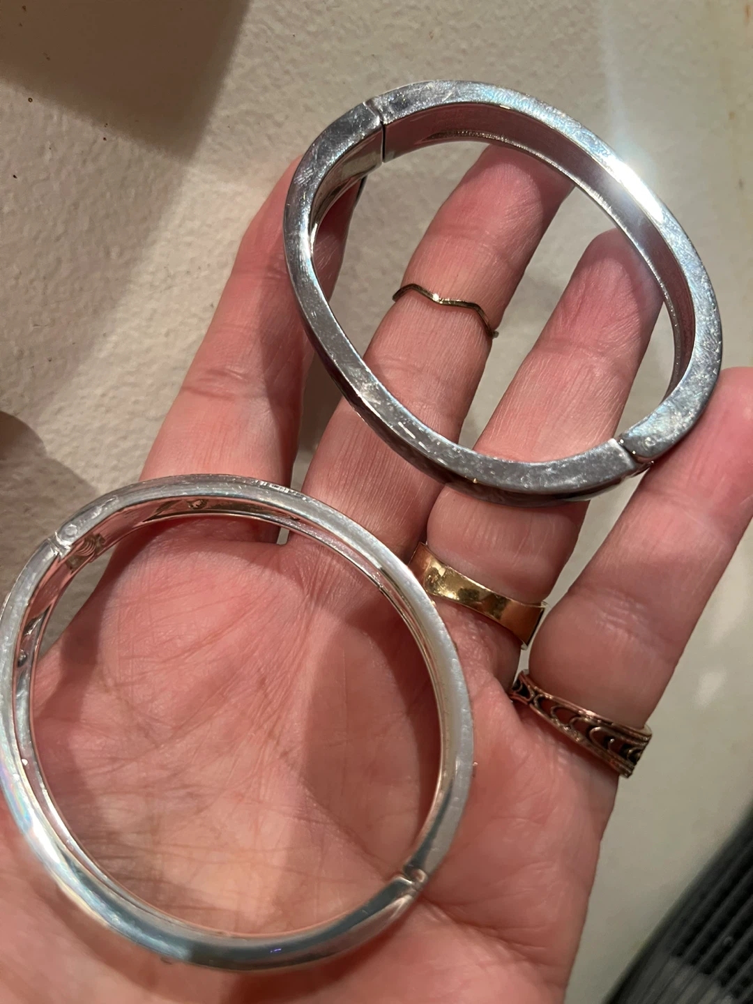 Set of 2 Bracelets - Silver tone with gems and abalone inlay - photo 2