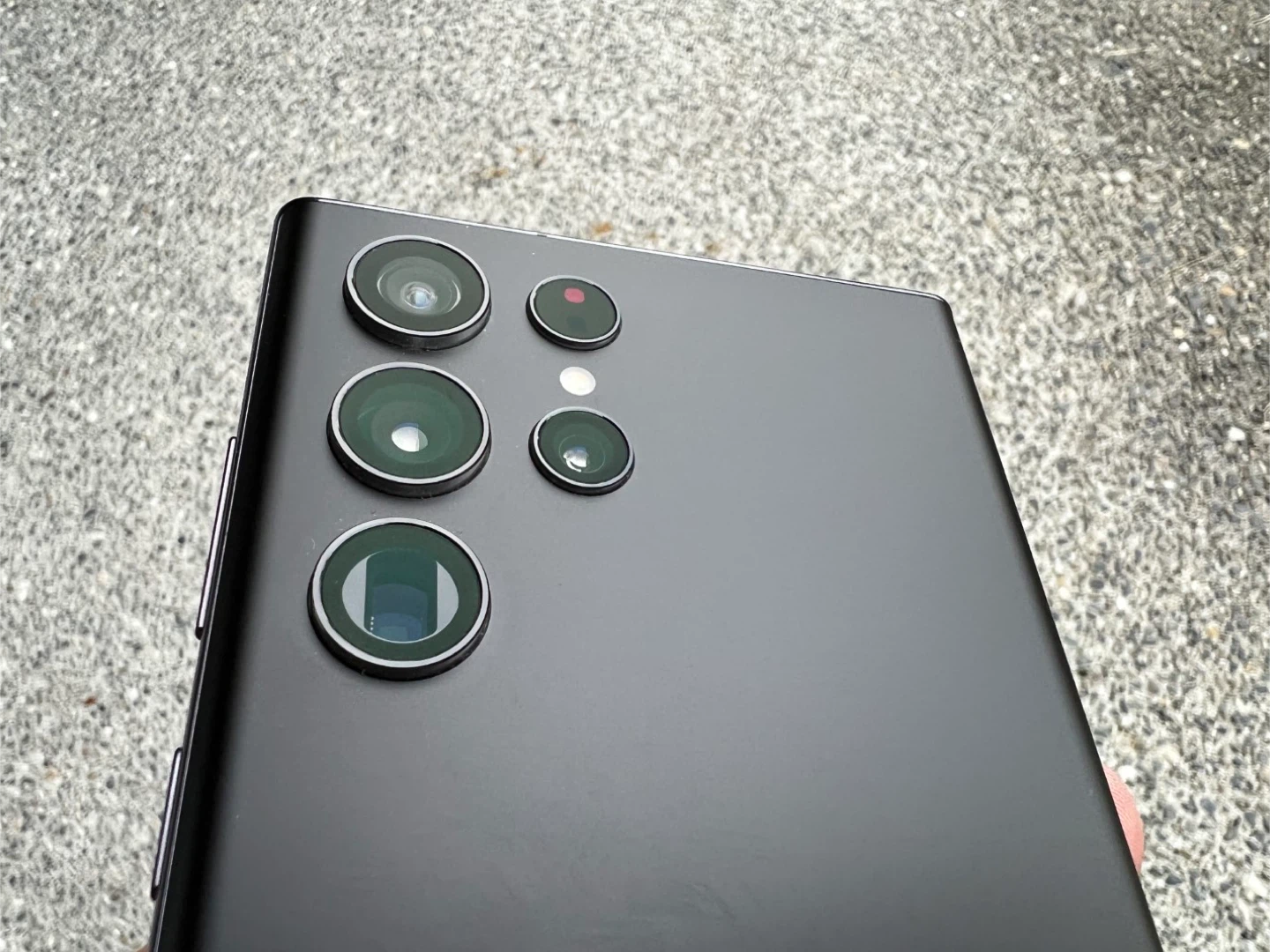 Samsung Galaxy S22 Ultra Smartphone with accessories - photo 2
