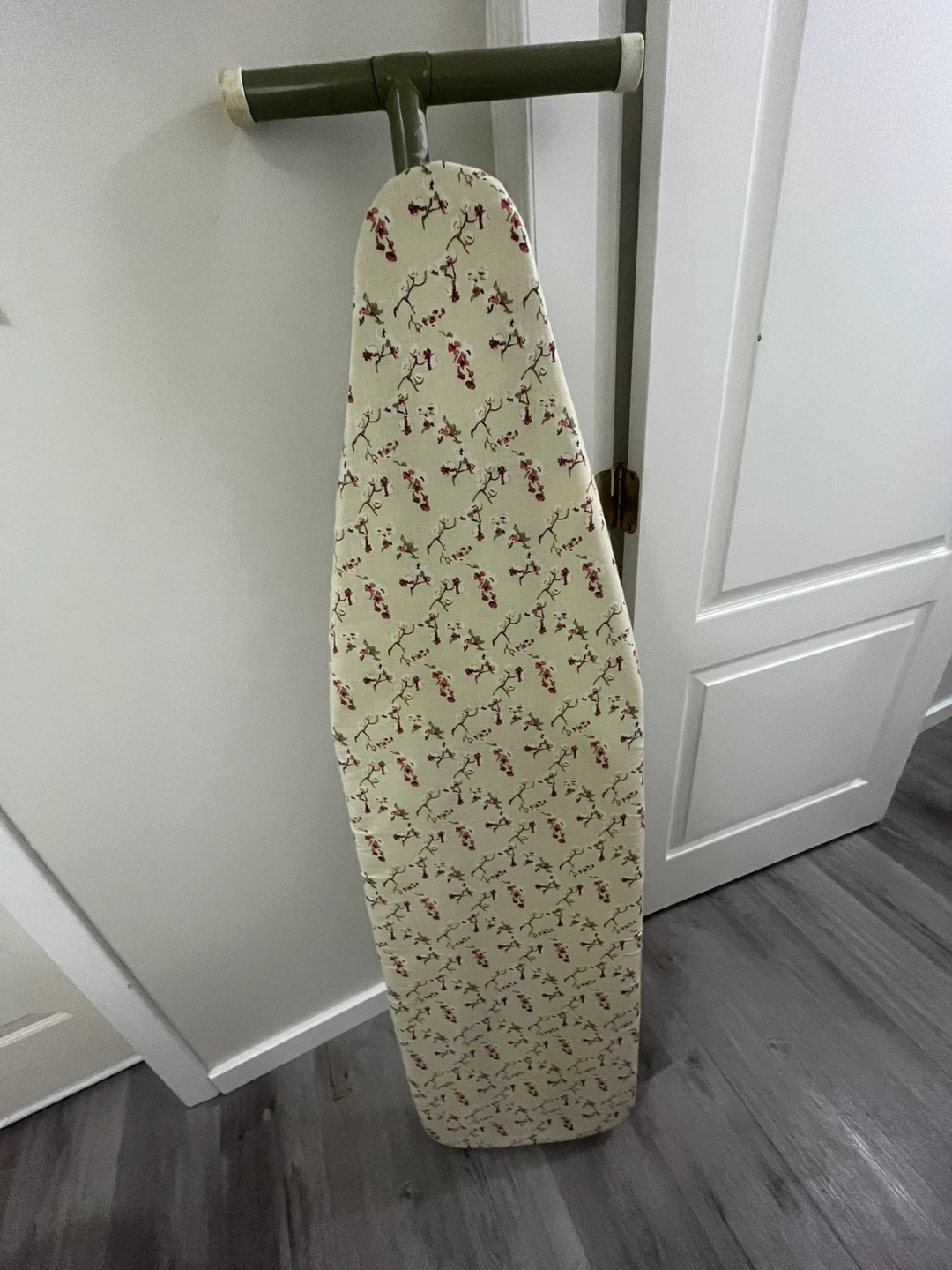 Ironing Board with Floral Pattern Cover - photo 3