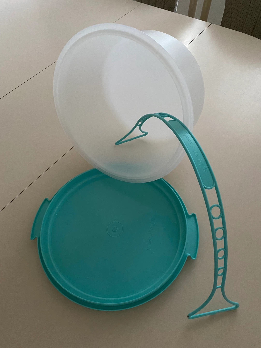 Tupperware Cake Taker Carrier with Handle