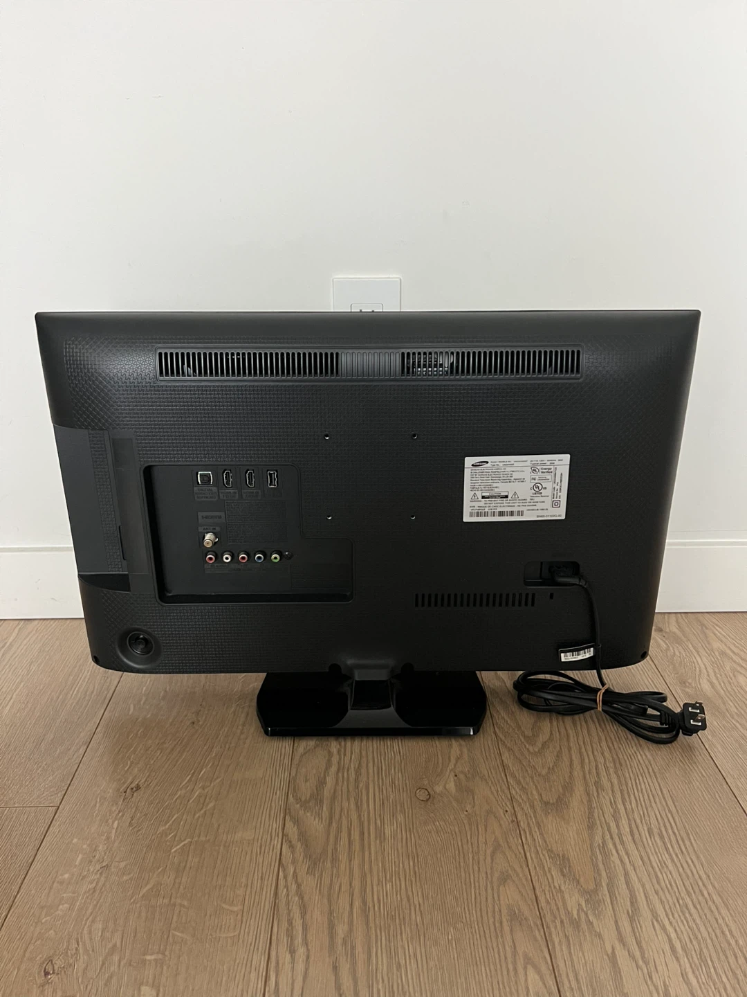 Samsung 24" TV with Remote - photo 2