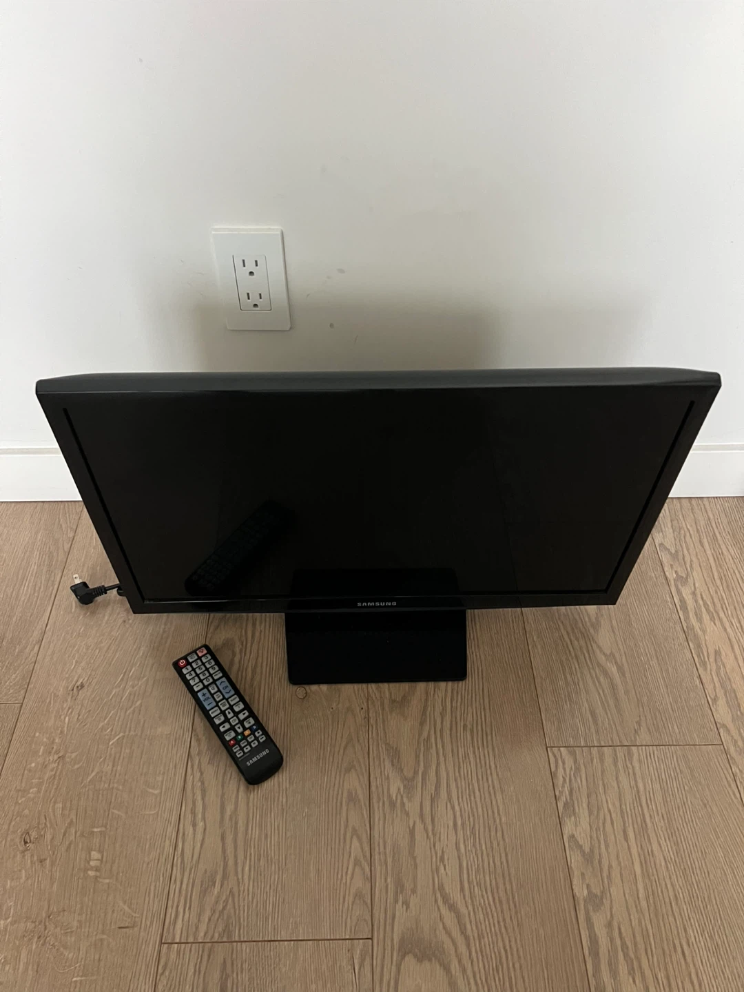 Samsung 24" TV with Remote - photo 4