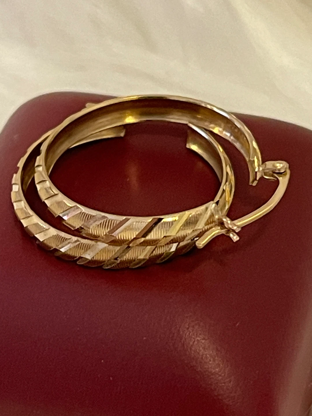 NEVER USED: VINTAGE 10K SOLID GOLD DIAMOND CUT (Meduim)