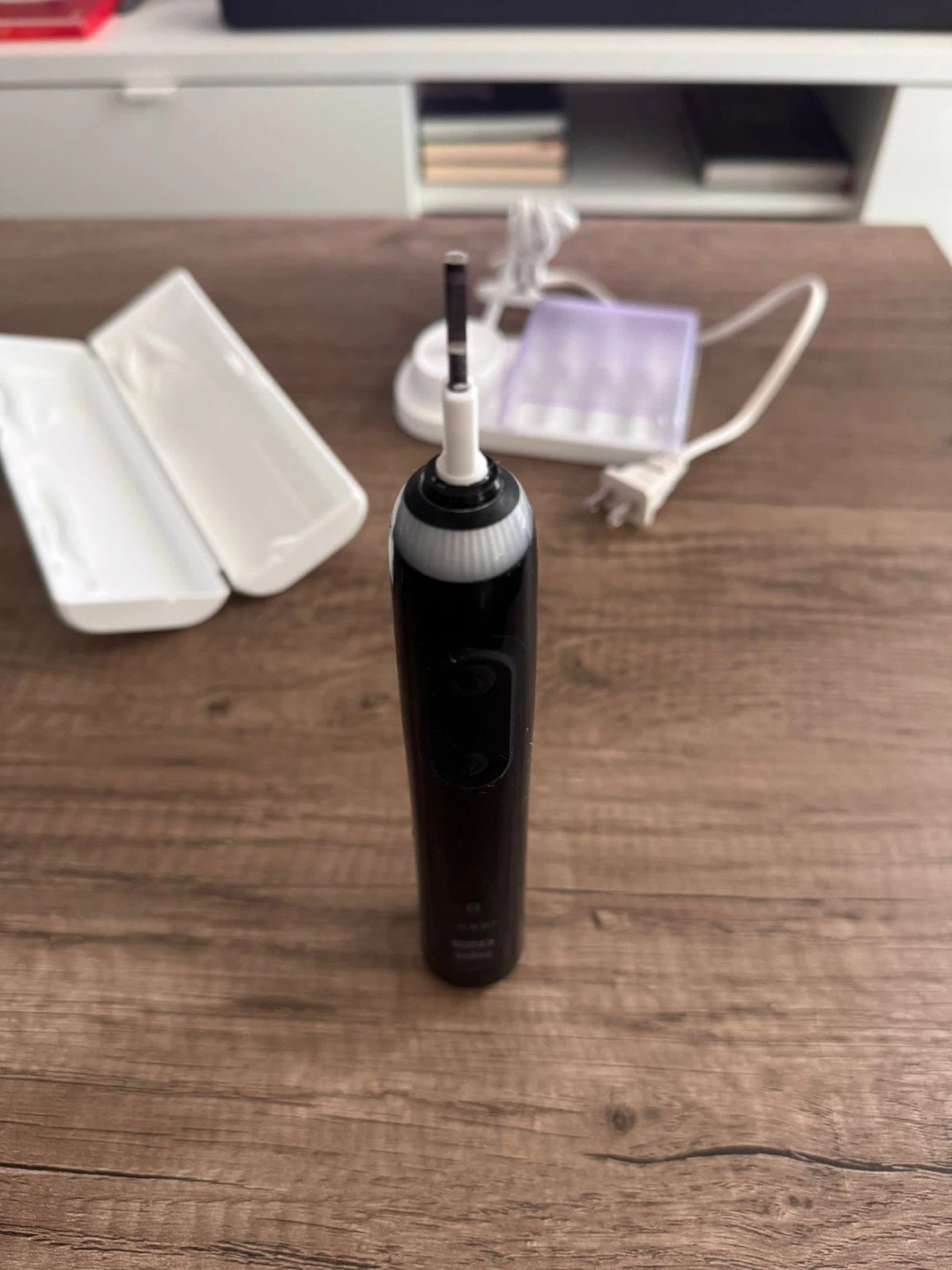 Oral-B Electric Toothbrush with Charger and Case - photo 4