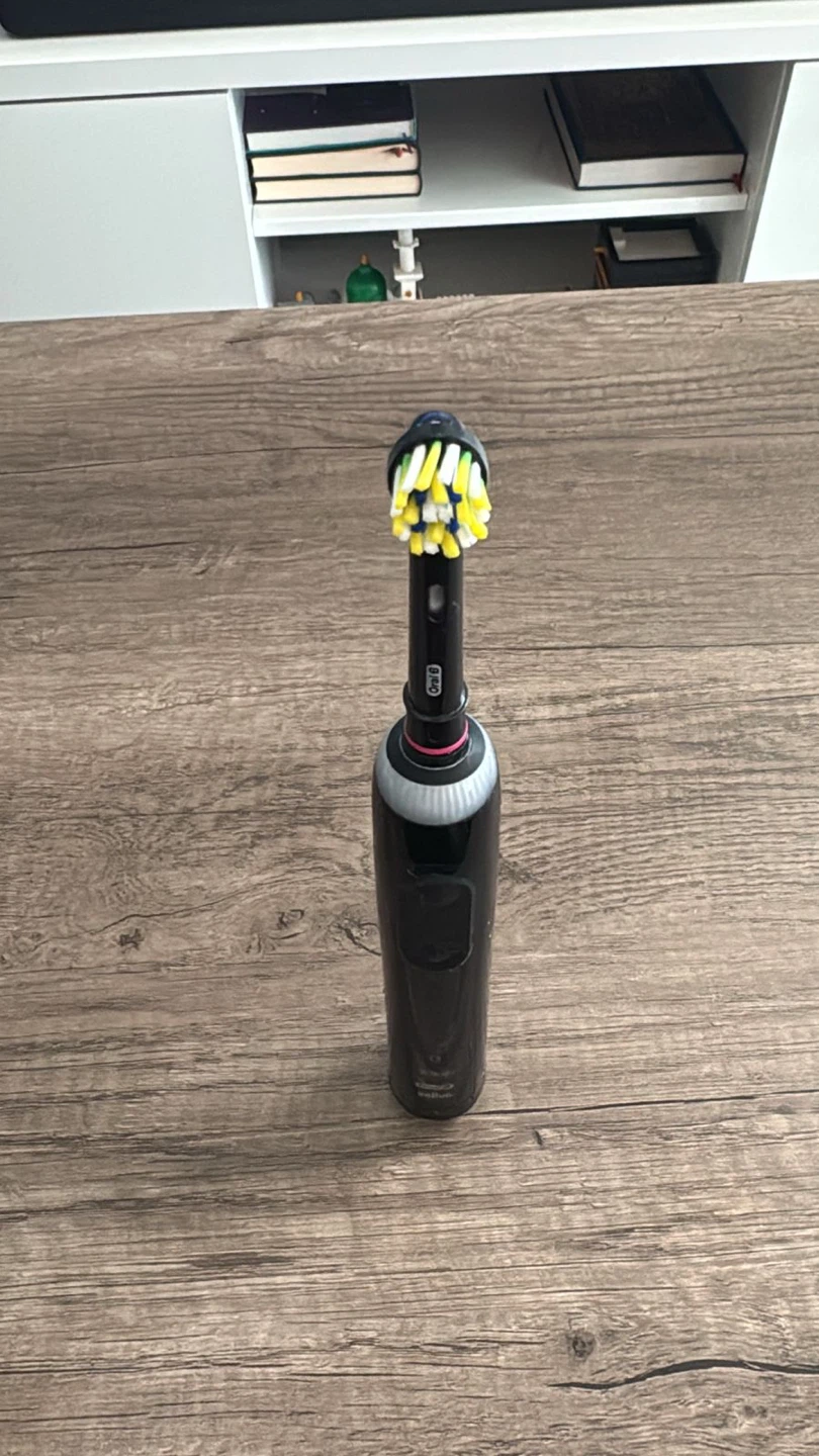 Oral-B Electric Toothbrush with Charger and Case - photo 2