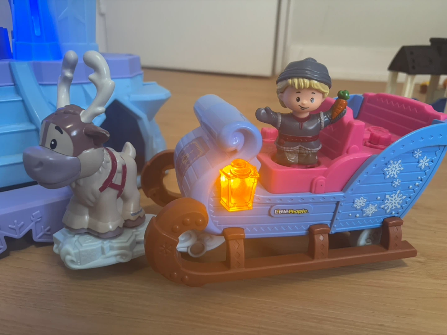 Fisher-Price Little People Frozen Elsa's Ice Palace & Sleigh - photo 3