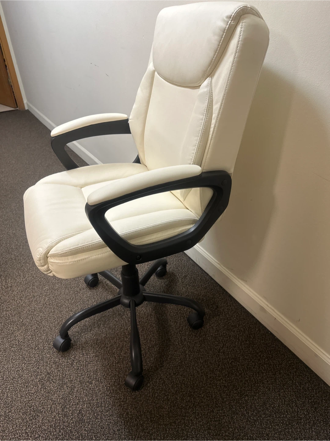 Very neat White Faux Leather Office Chair - photo 4