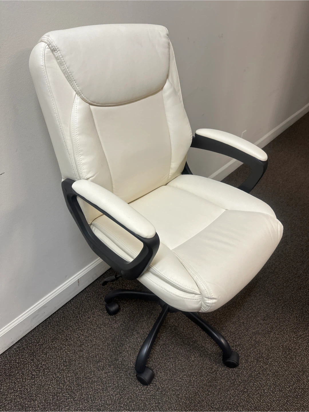 Very neat White Faux Leather Office Chair - photo 5