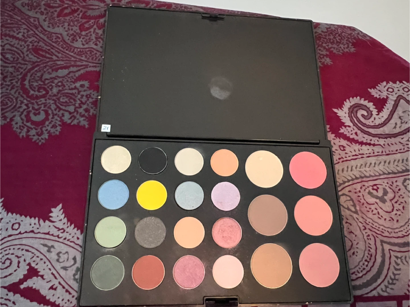21-pan eyeshadow and blush palette