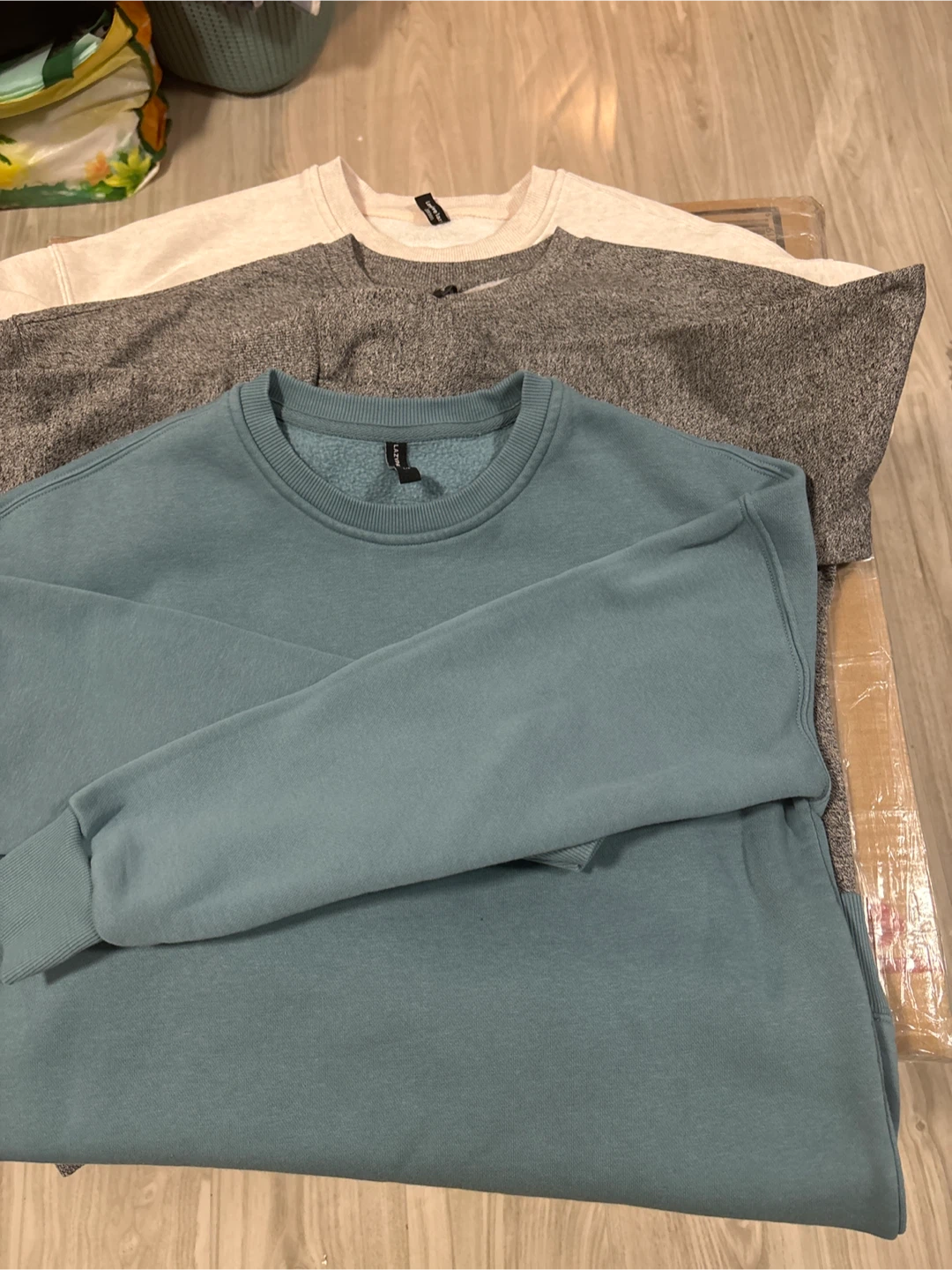 Bundle sweaters(3 )