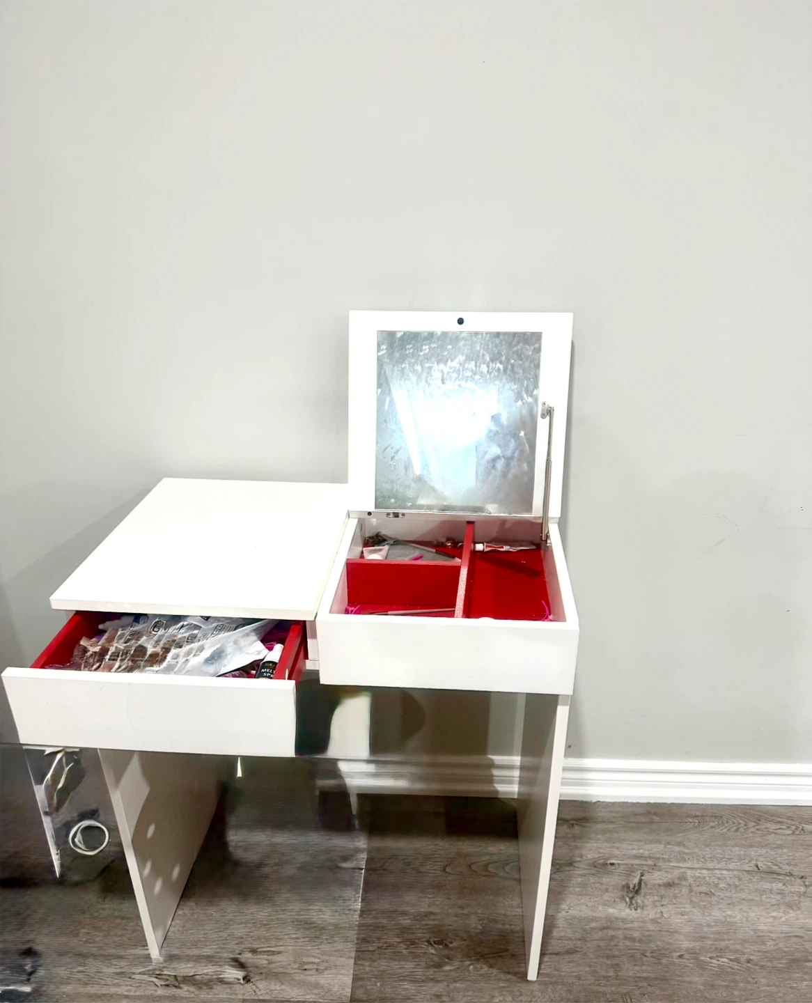 White Vanity Desk with Mirror and Red Inserts - photo 2