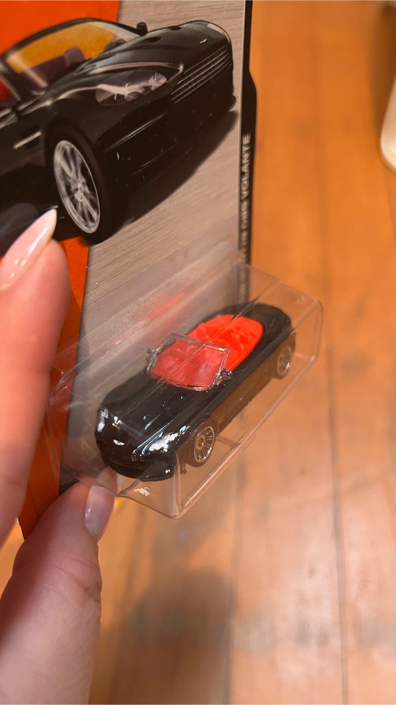 Matchbox Aston Martin DBS Volante Toy Car - photo 2
