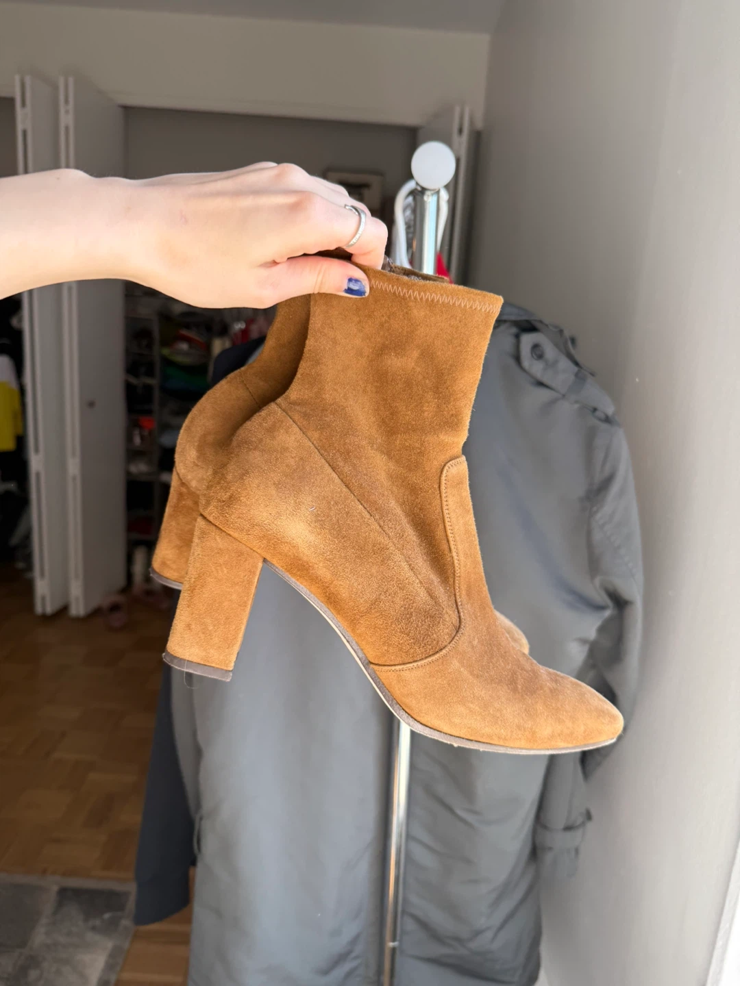 INEZ Paz 70 Stretch Ankle Boots in Rye Suede