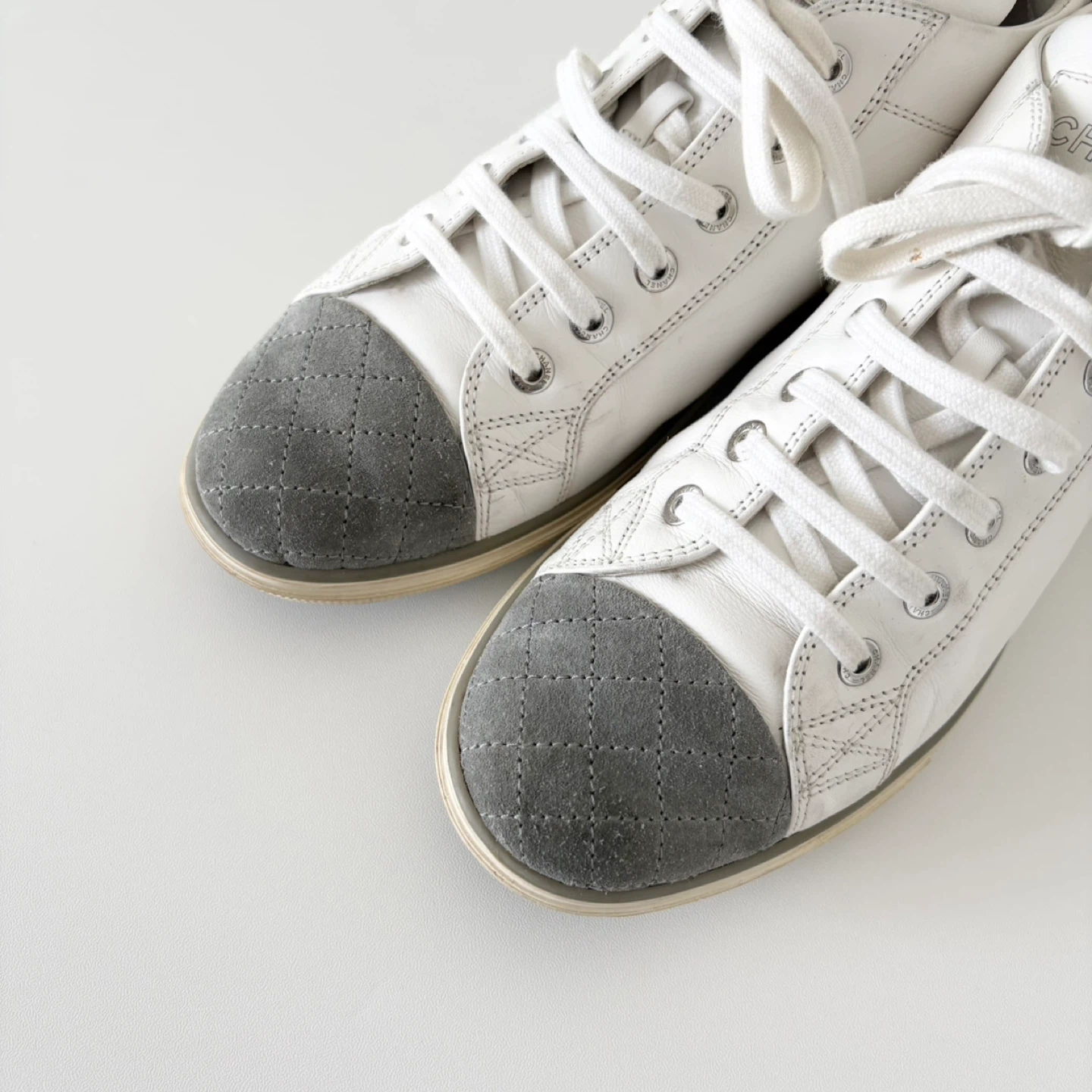 Chanel White Leather and Grey Suede Cap Toe CC Sneakers - photo 5