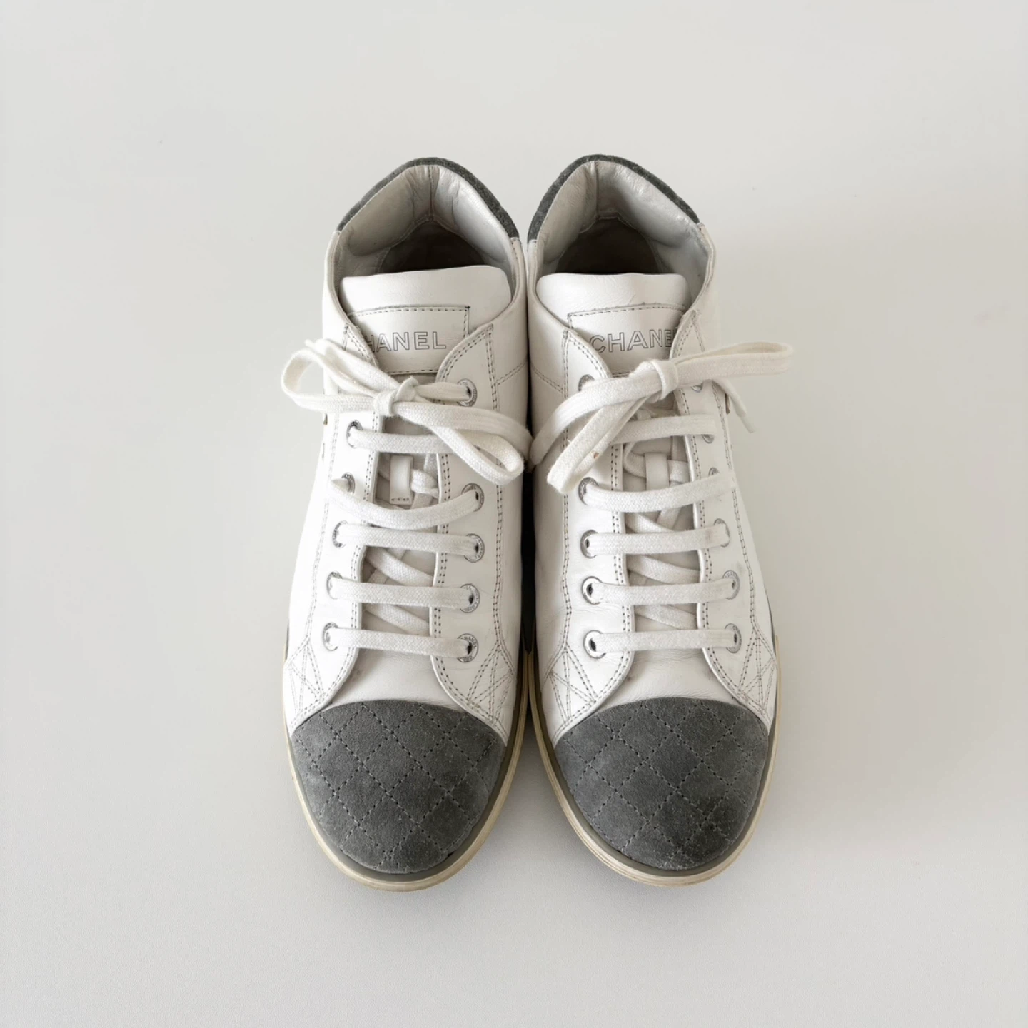 Chanel White Leather and Grey Suede Cap Toe CC Sneakers - photo 4