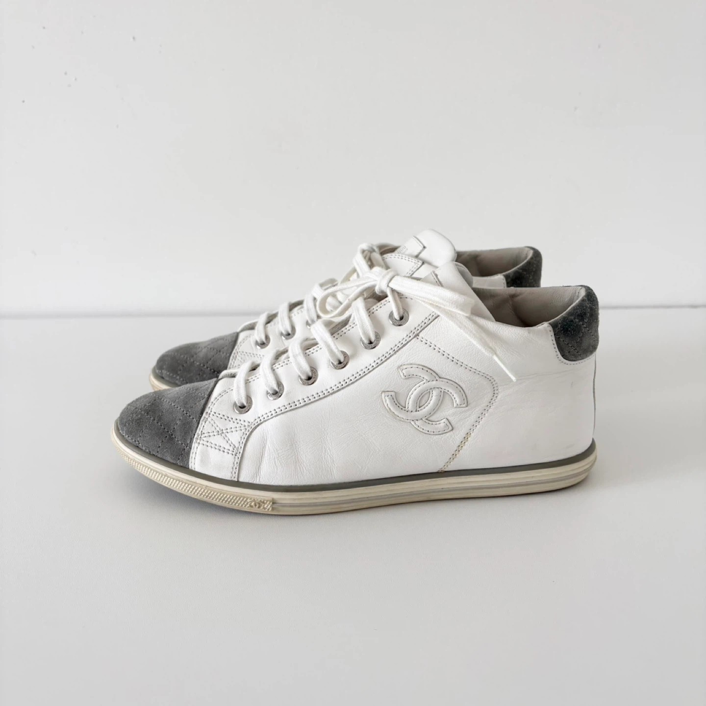 Chanel White Leather and Grey Suede Cap Toe CC Sneakers - photo 2