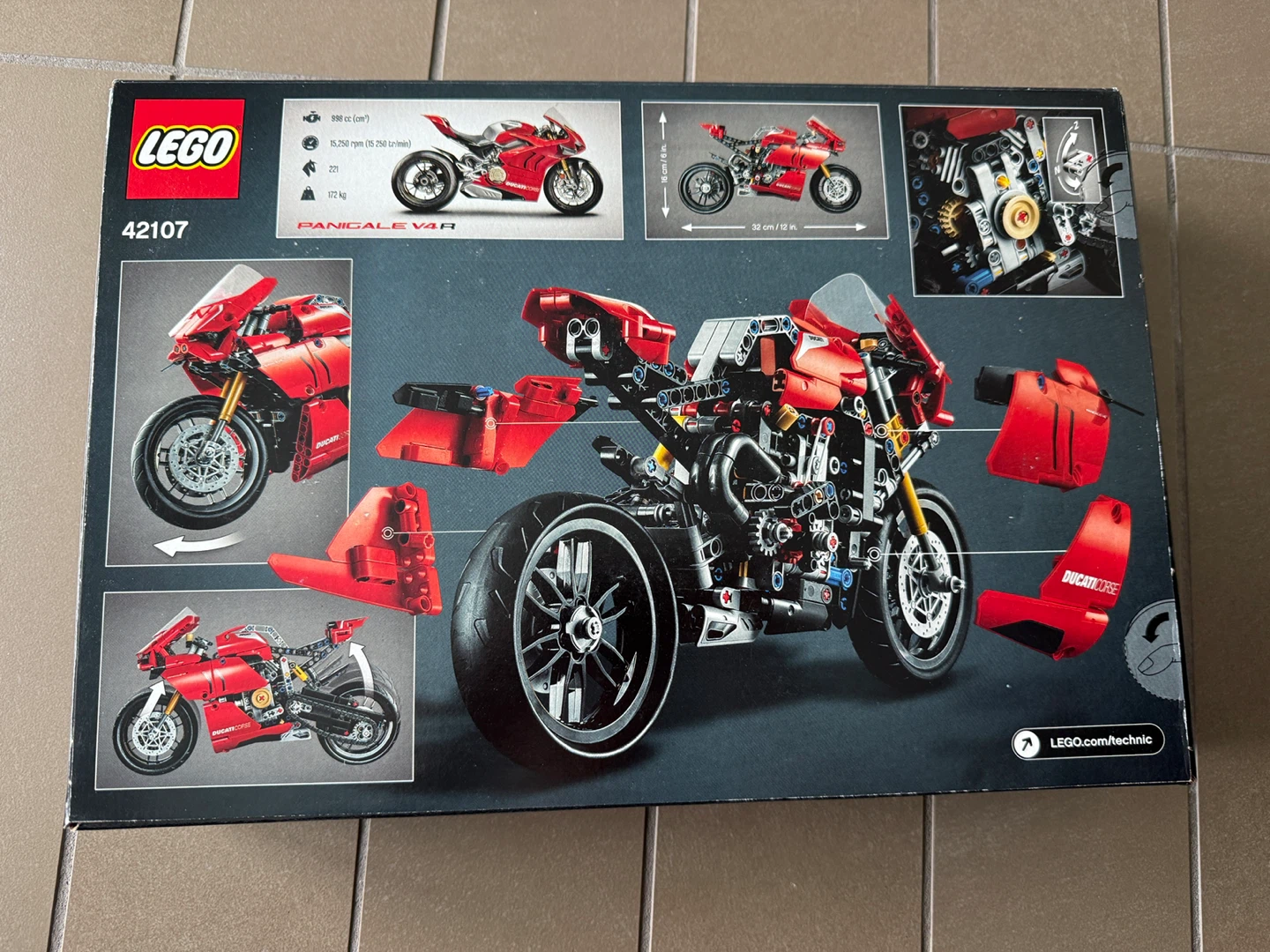 LEGO Ducati Panigale V4 R 42107 - photo 2