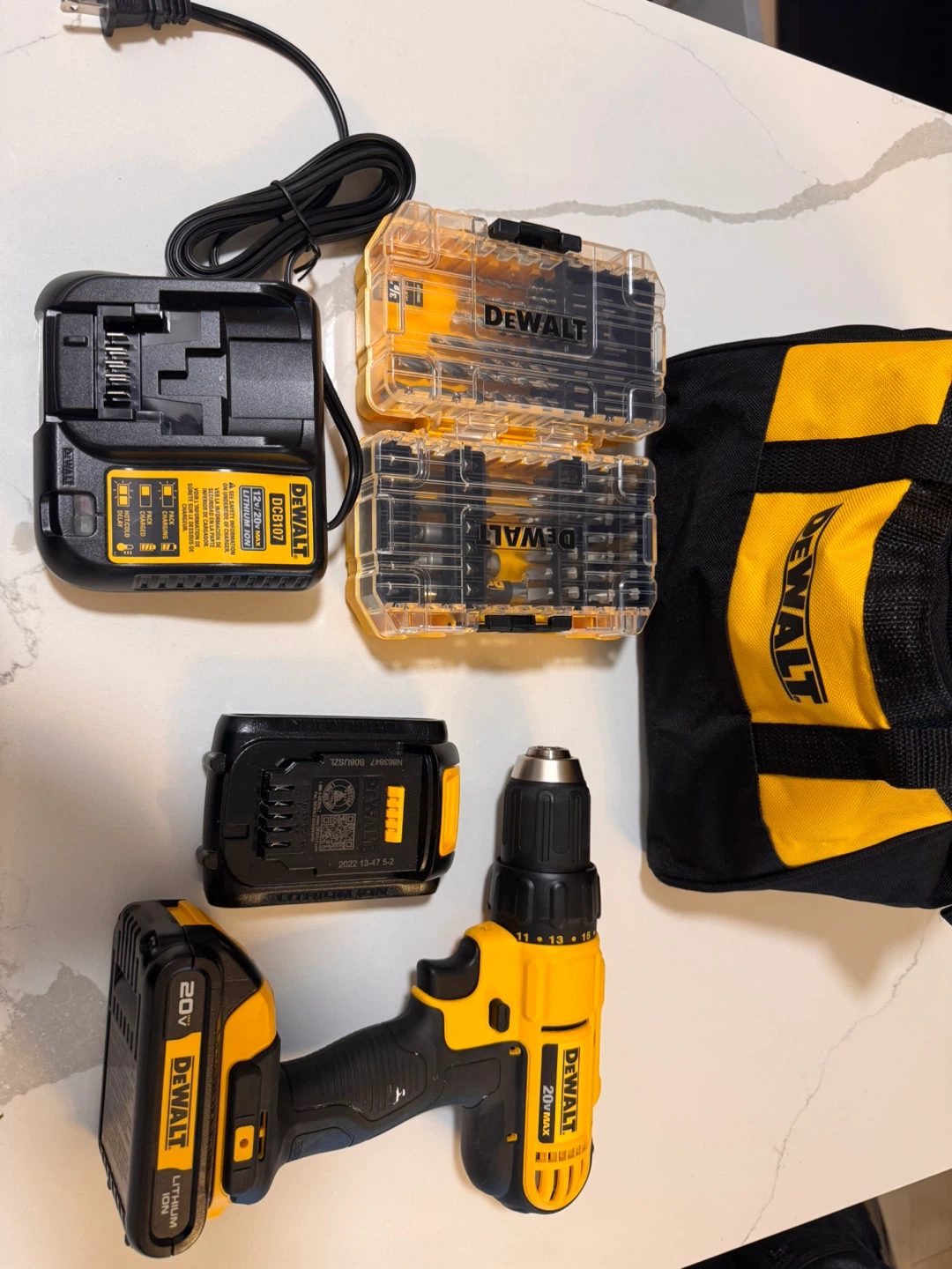 DEWALT 20V MAX Cordless Drill/Driver Kit