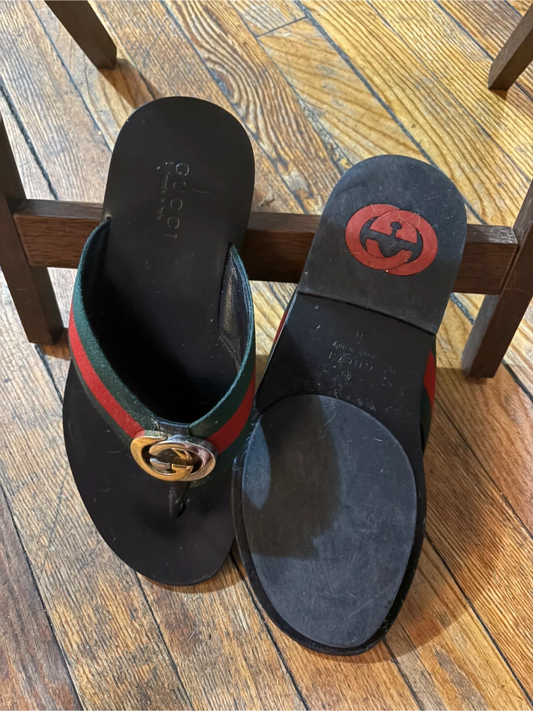 Gucci Black Leather Thong Sandals with Green & Red Stripe - photo 2
