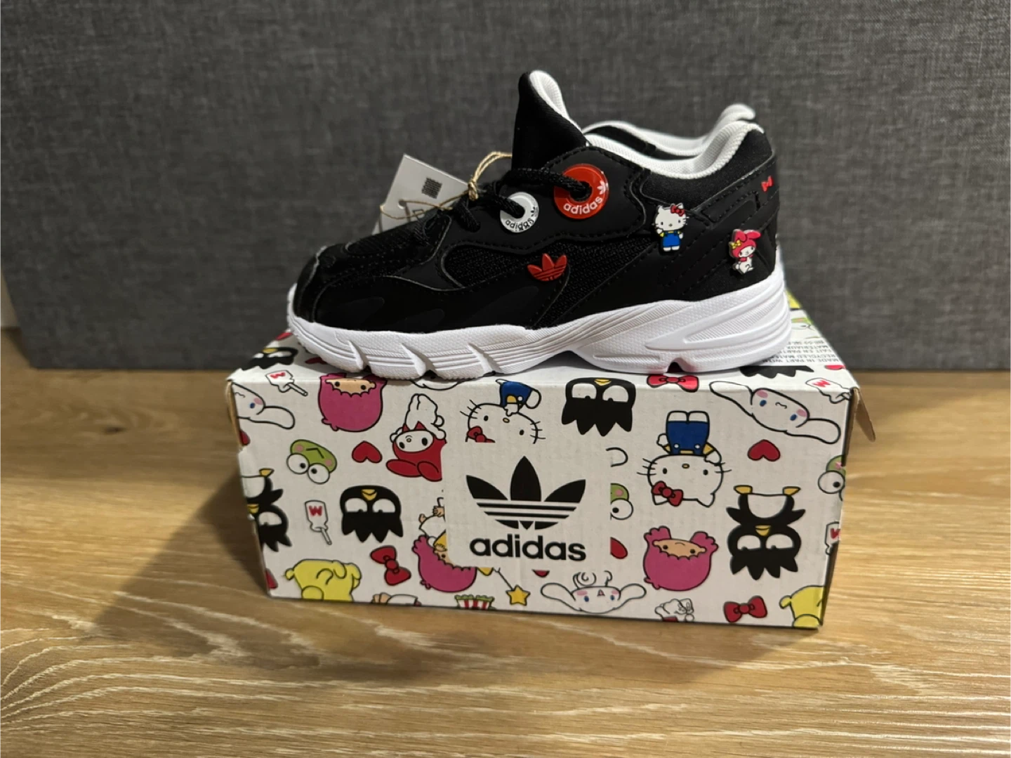 Adidas x Hello Kitty TD Shoes Size 9K - photo 3