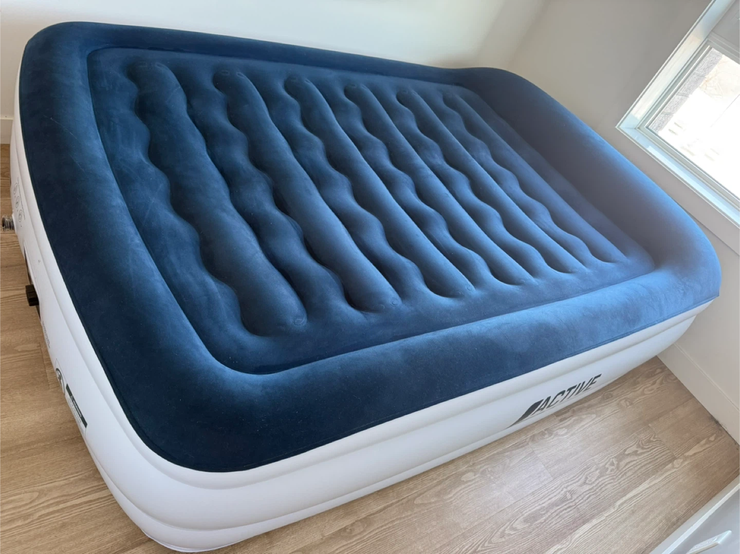 Air Mattress (Queen 22”) - photo 3