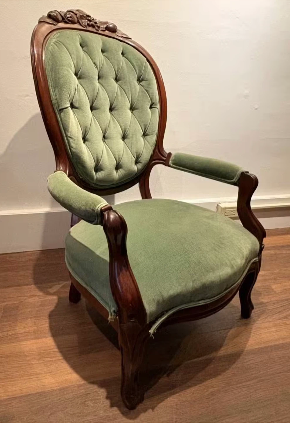 Vintage Tufted Accent Chair - photo 2