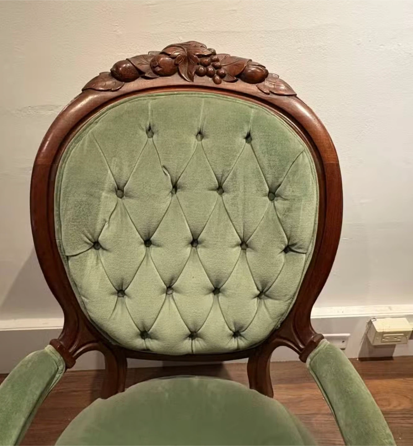 Vintage Tufted Accent Chair - photo 4