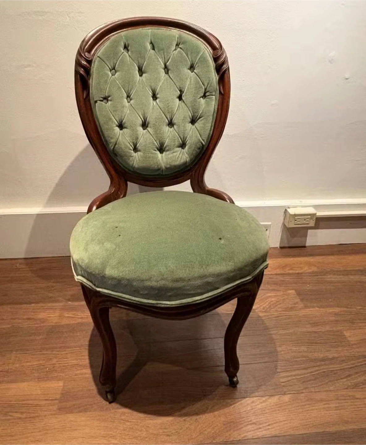 Vintage Tufted Accent Chair - photo 3