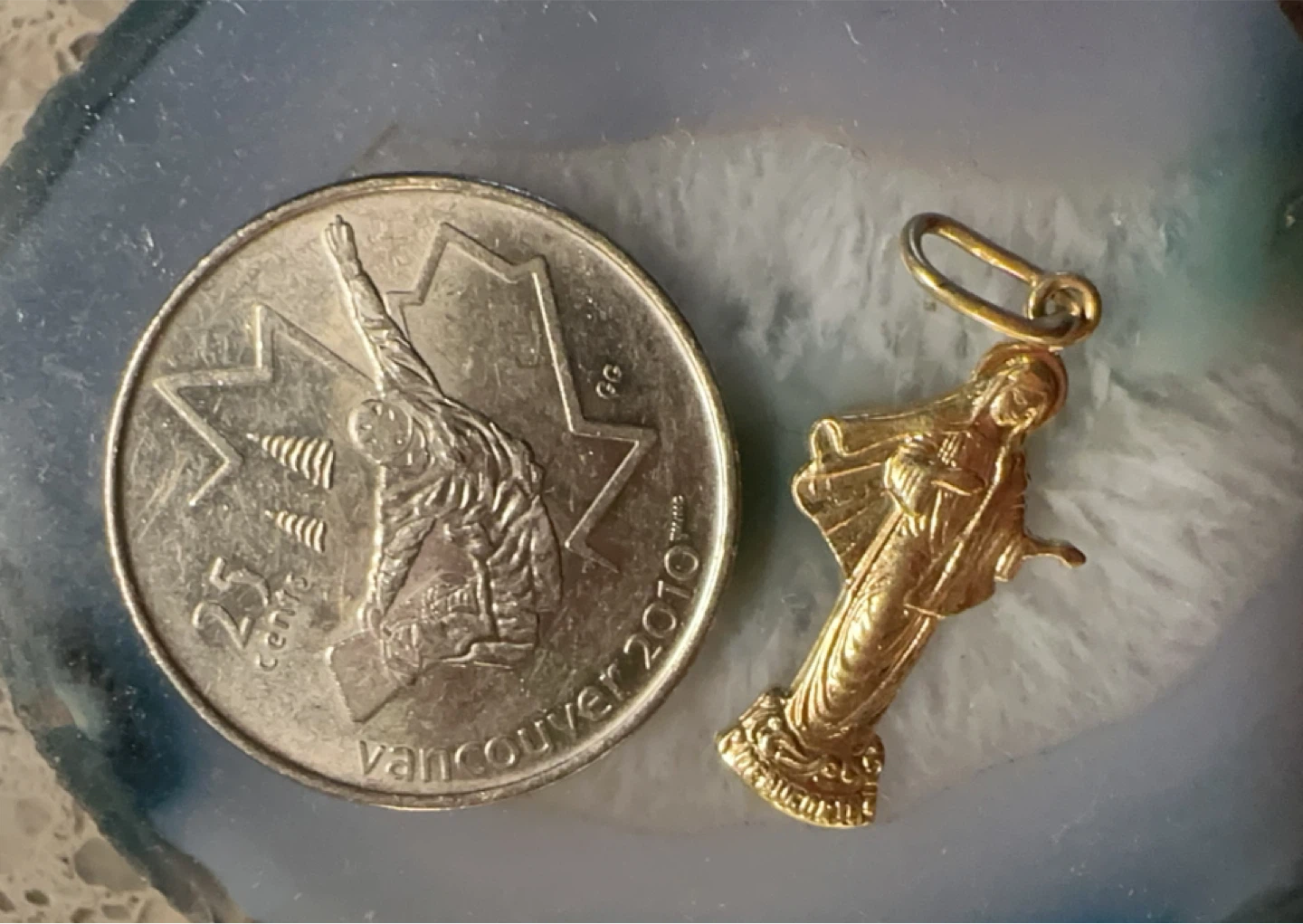 14K Gold Religious Virgin Mary Pendant - photo 3