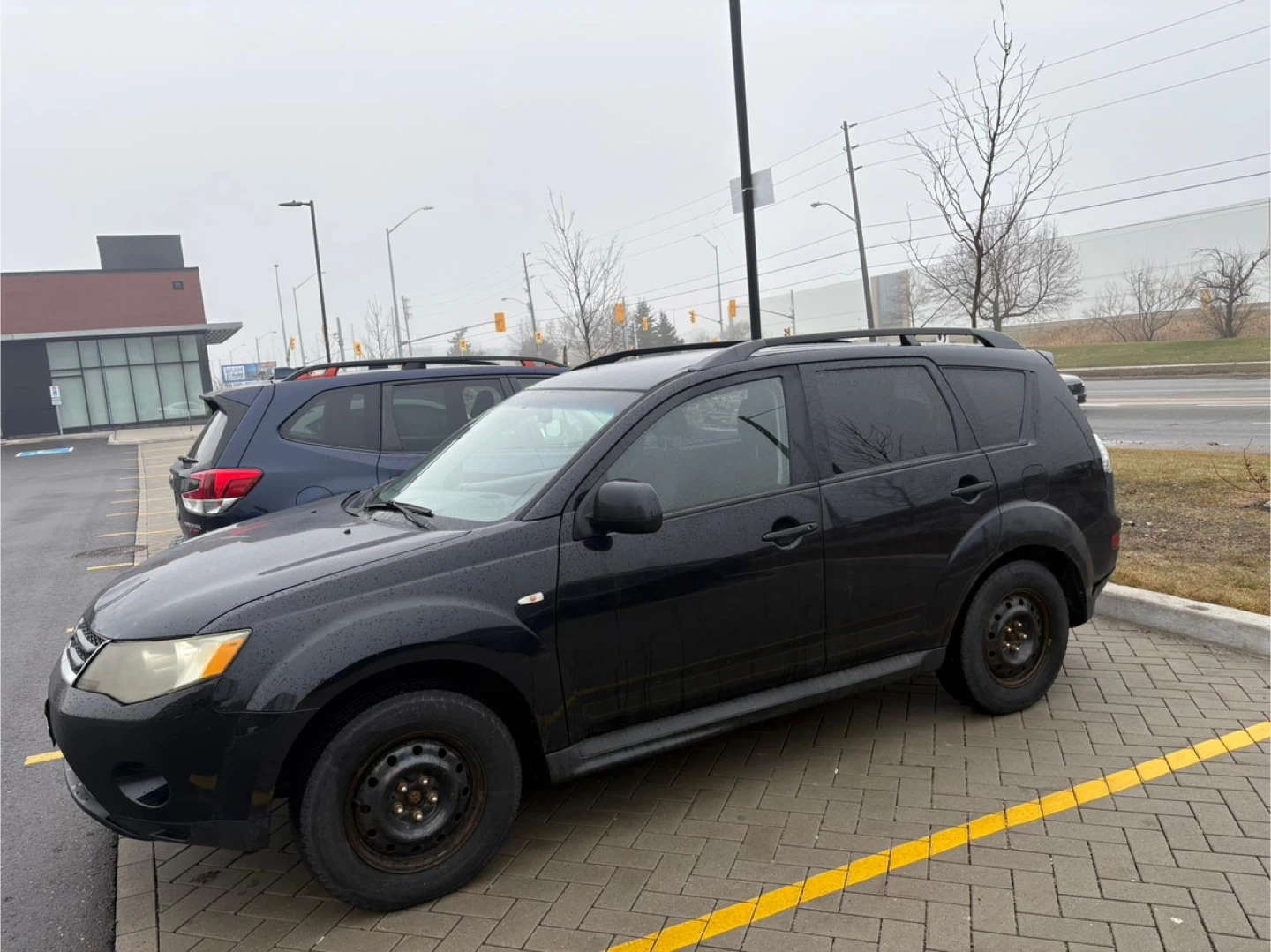 Black Mitsubishi Outlander 2009