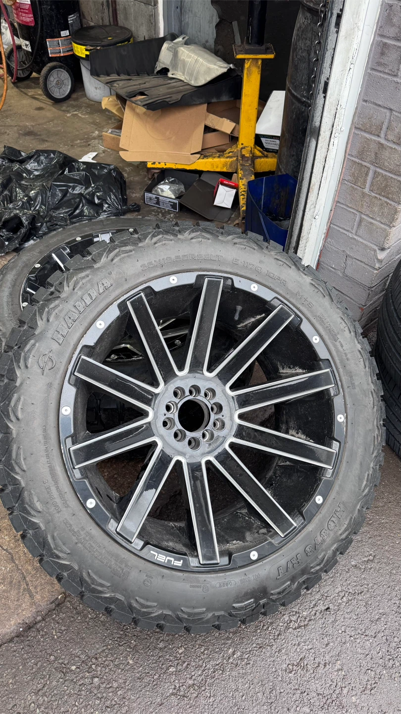 Jeep Custom Rims & Tires – Excellent Condition - photo 3