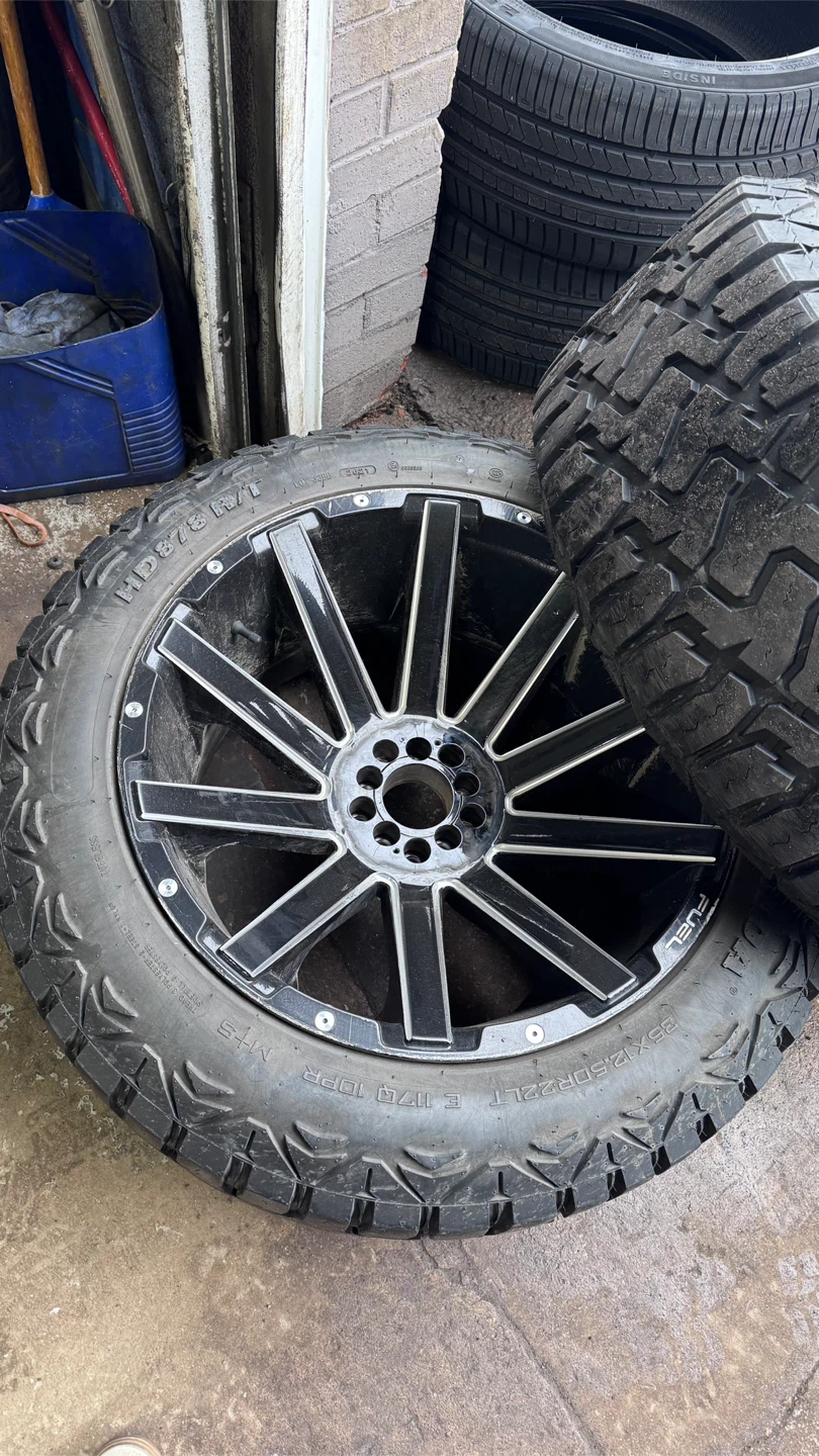 Jeep Custom Rims & Tires – Excellent Condition - photo 4
