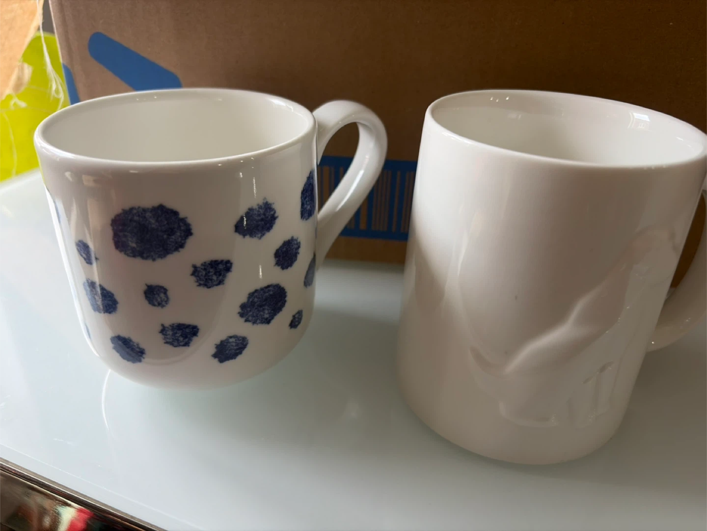 Set of 2 Mugs - White with Blue Spots and White Giraffe