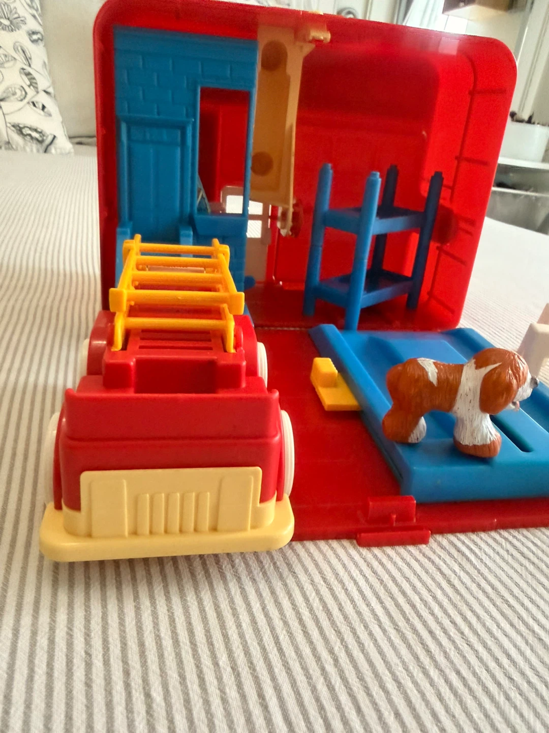 Sesame Street Firehouse Playset with Figures and Vehicle - photo 3