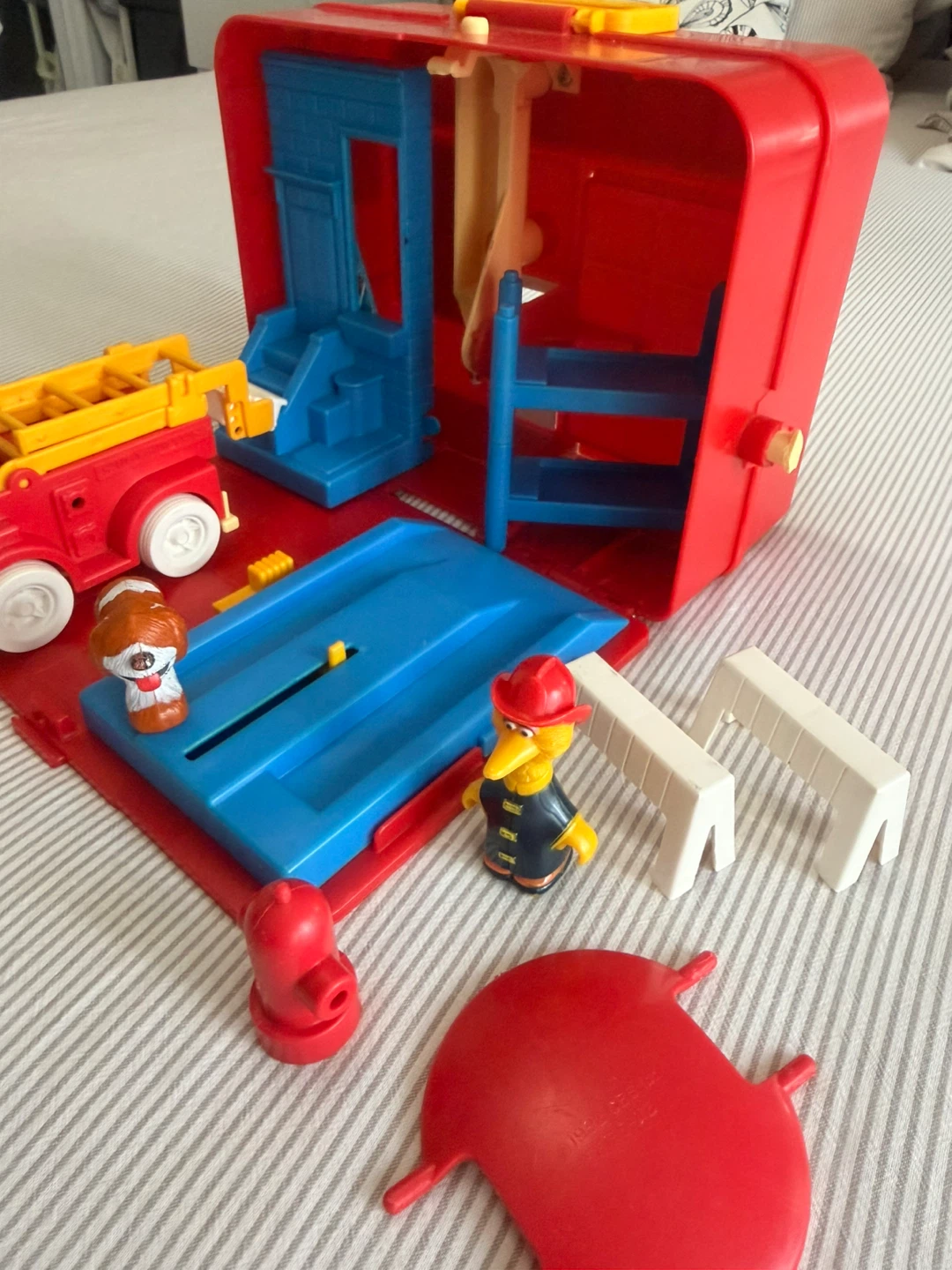 Sesame Street Firehouse Playset with Figures and Vehicle - photo 4