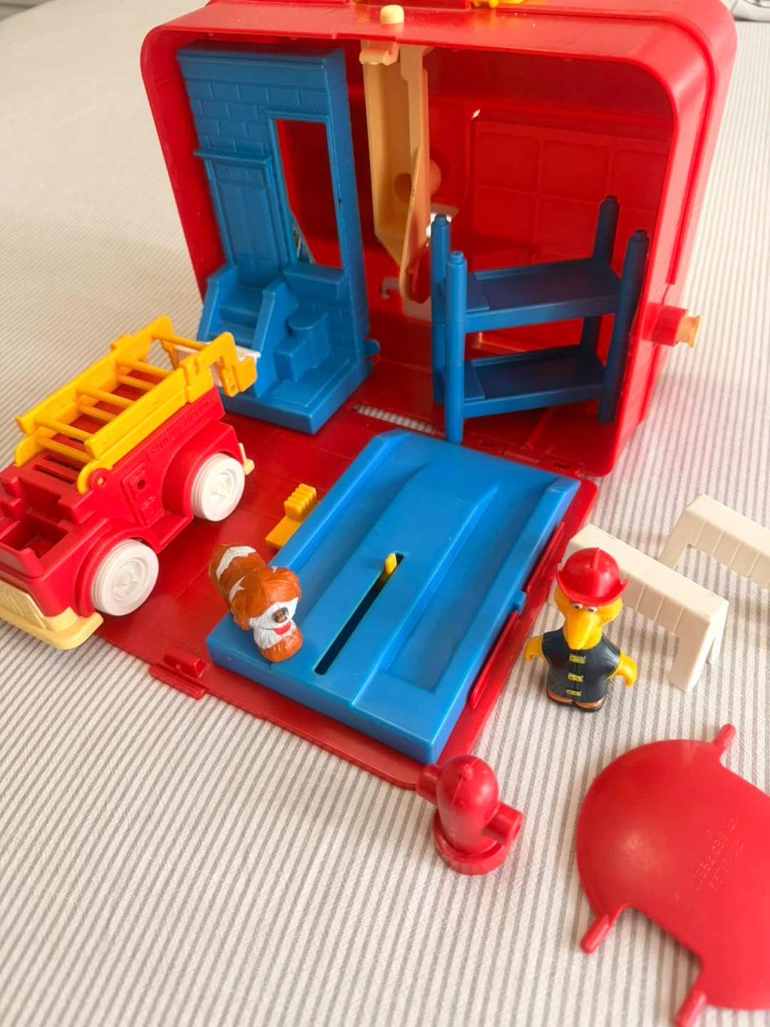 Sesame Street Firehouse Playset with Figures and Vehicle - photo 2