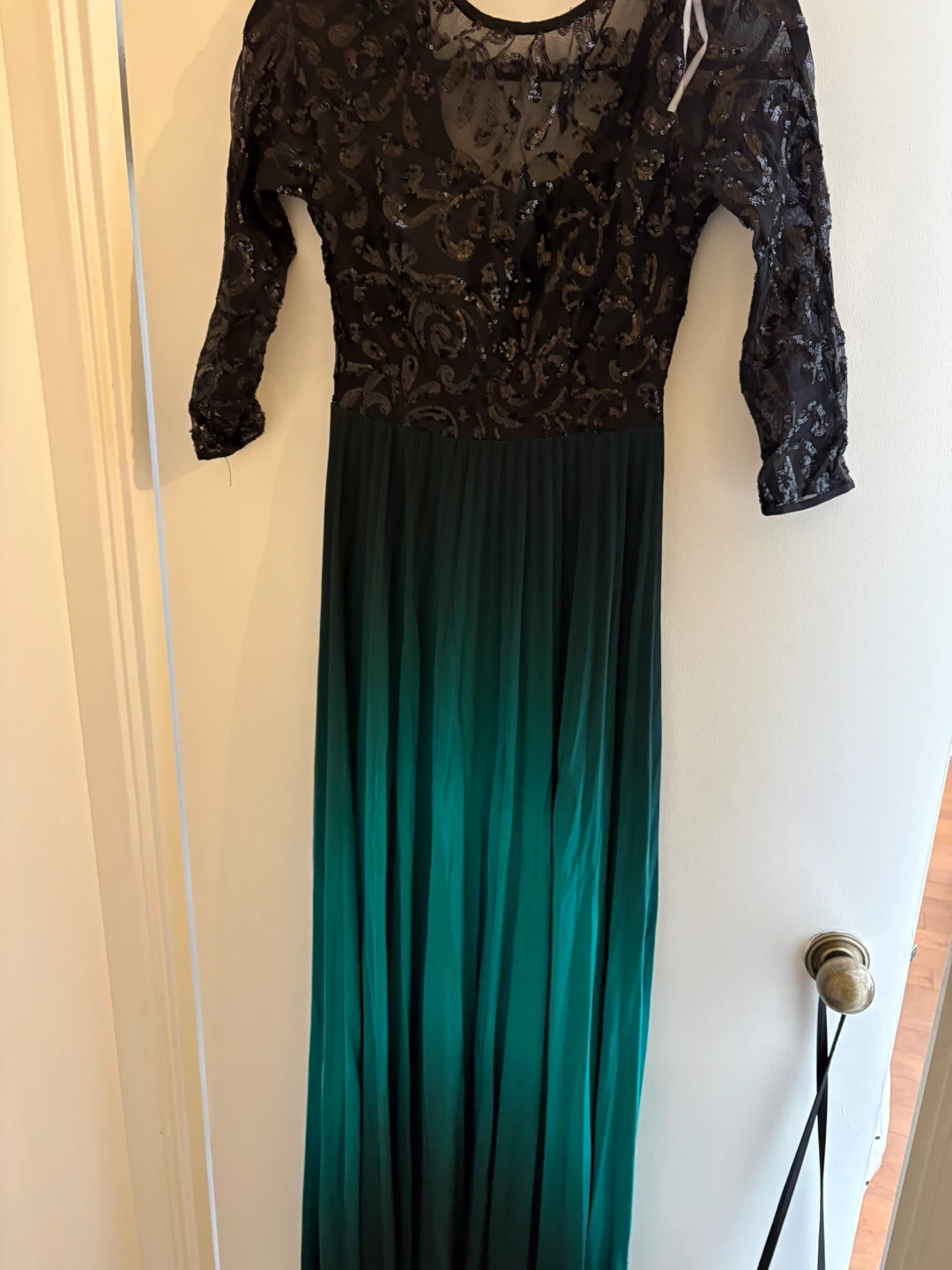Robe longue noire et verte à paillettes