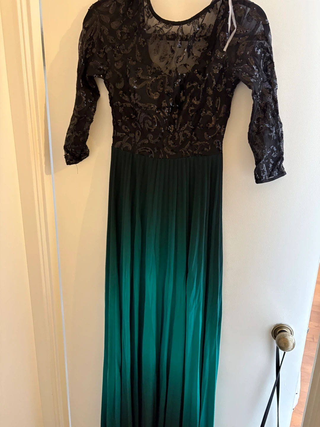 Robe longue noire et verte à paillettes - photo 2