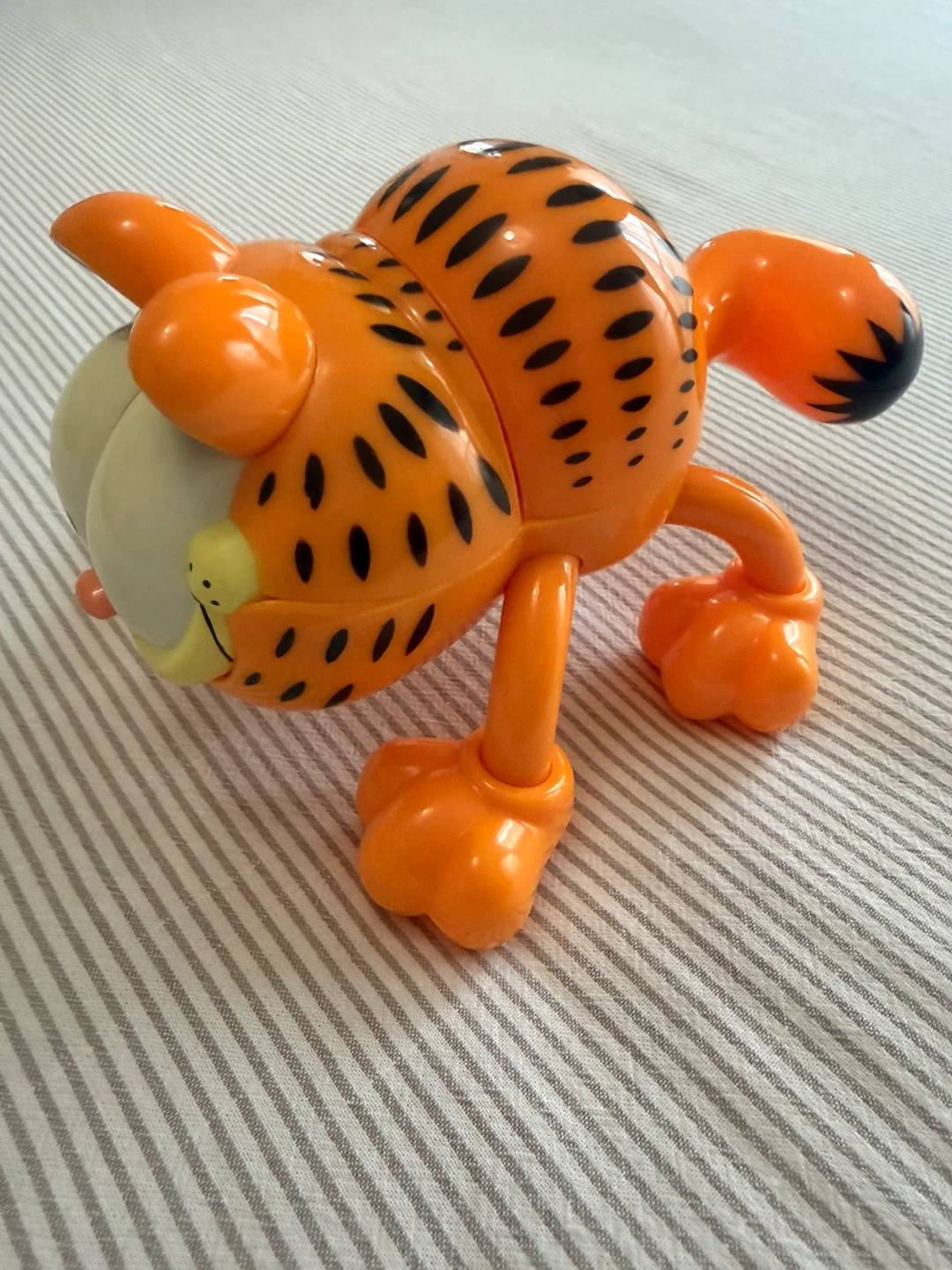 Garfield-shaped handheld massager. - photo 3