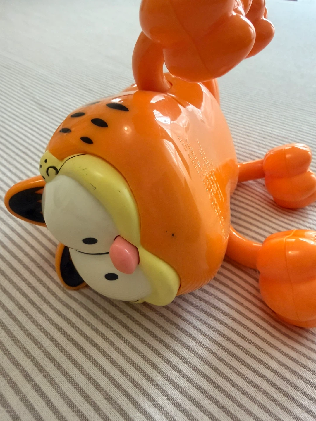 Garfield-shaped handheld massager. - photo 4