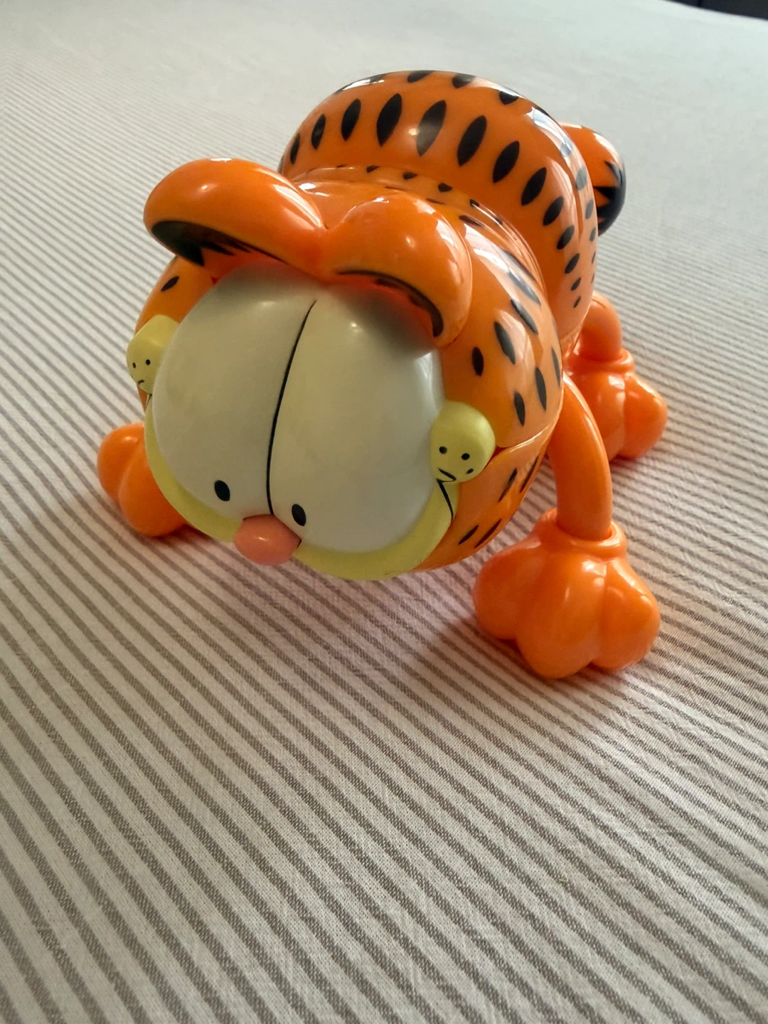 Garfield-shaped handheld massager. - photo 2