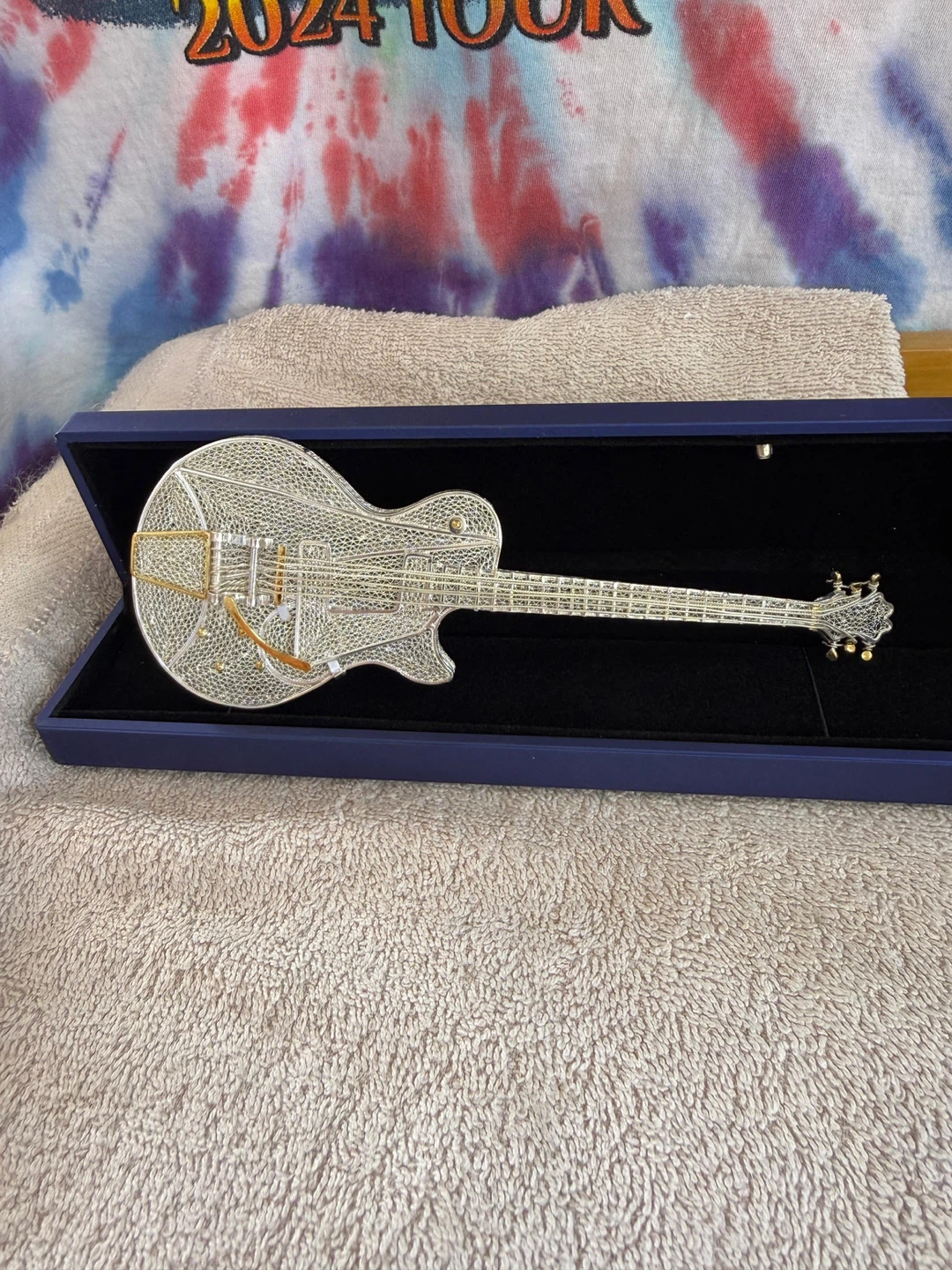 Silver Tone Guitar Brooch in Presentation Box - photo 5
